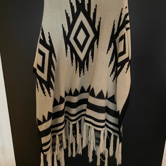 Cake and Roses OS poncho with fringe bottom - Picture 8 of 10